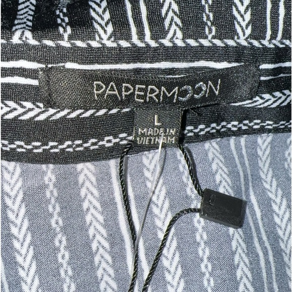 Black and white button up from a boutique - Picture 2 of 2